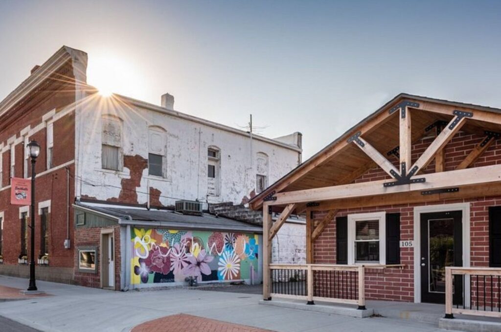 Exterior of a few downtown buildings and mural in Smithville, MO.