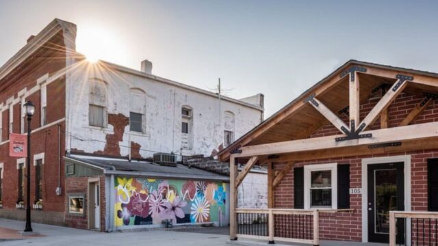 Exterior of a few downtown buildings and mural in Smithville, MO.
