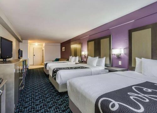 Interior view of a double room at La Quinta Inn & Suites near Zona Rosa