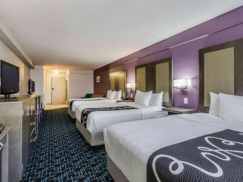 Interior view of a double room at La Quinta Inn & Suites near Zona Rosa